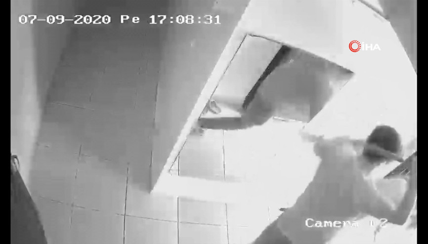 Öfkeli adam, evine girdiği kadını öldüresiye dövdü