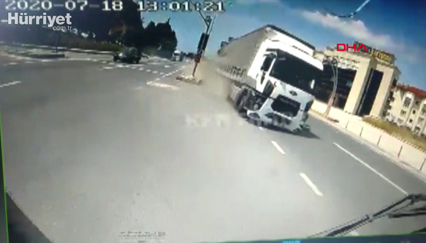 TIRın refüjü aşarak halk otobüsüne çarptığı an kamerada