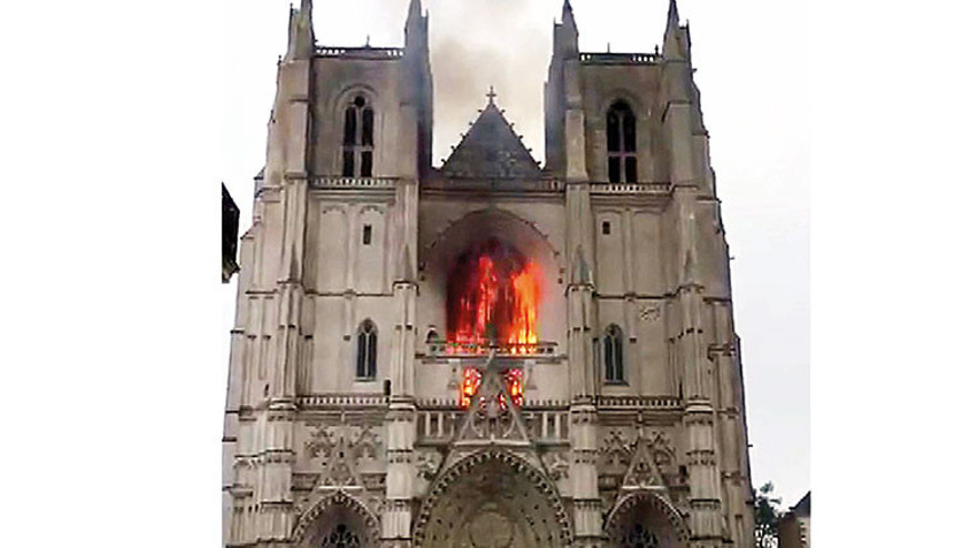 Katedral yangınında kundaklama şüphesi