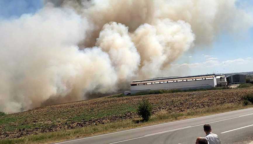 Söndürmeden attılar, 200 dönüm anız yandı
