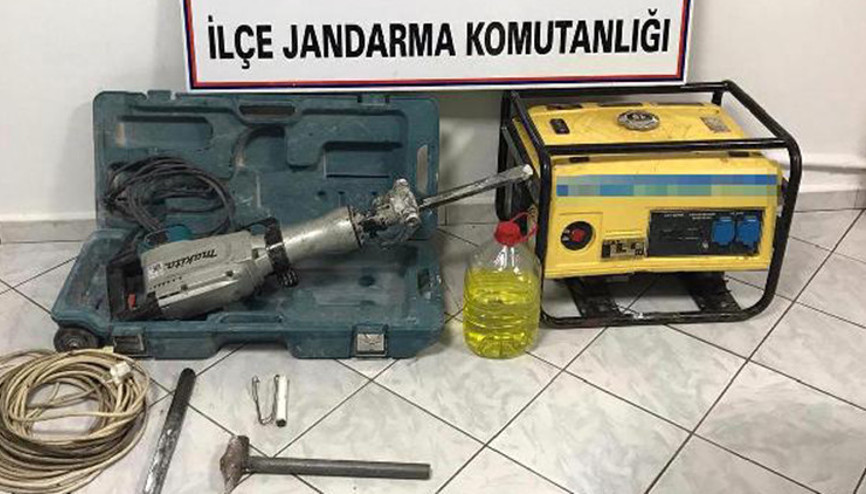 Mersinde kaçak kazıya 4 gözaltı