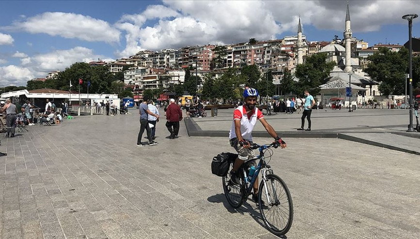 Türkiyeyi gezme hayalini bisikletle gerçekleştiriyor