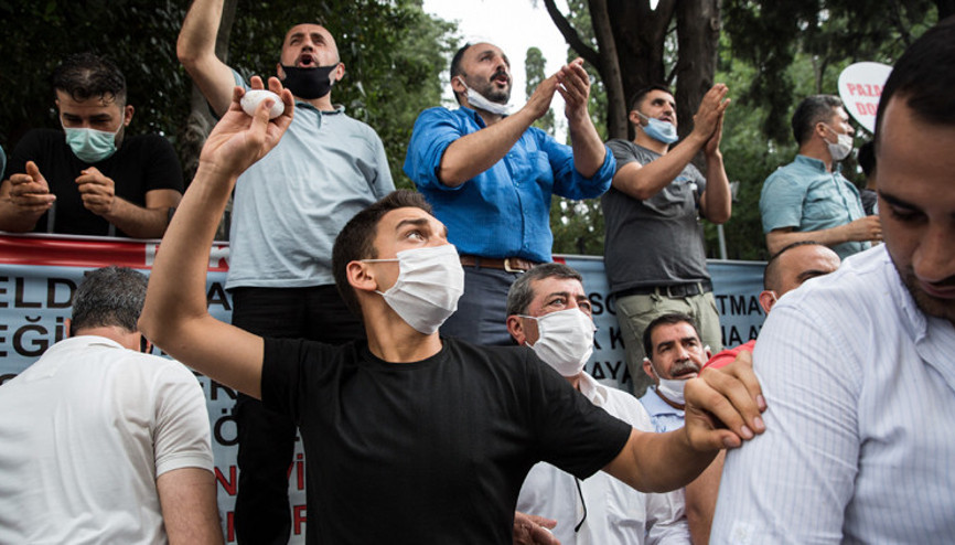 Bakırköy Belediyesi önünde yine arbede Yumurta yağmuruna tuttu...