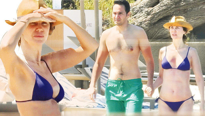 Demet Şener ile Cenk Küpeli sahilde el ele