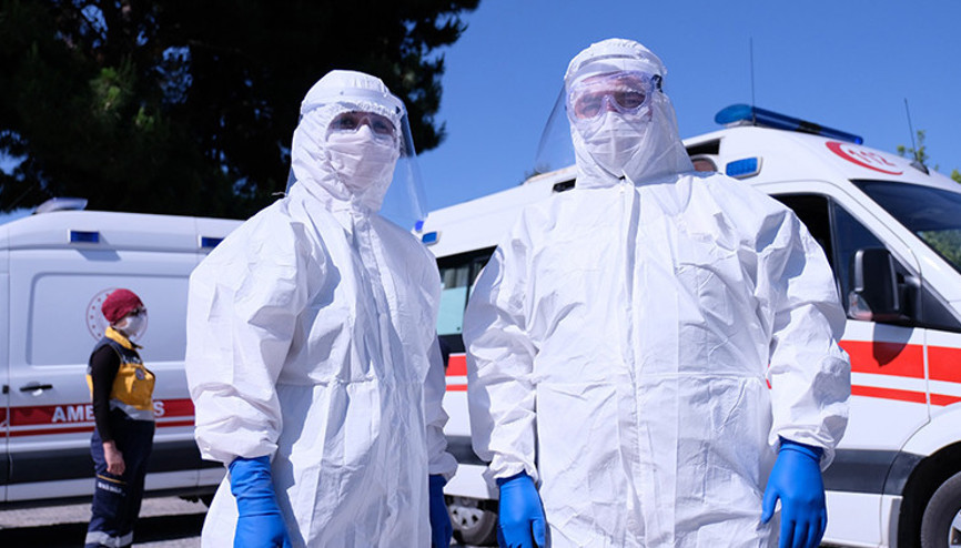 112 acil servis ambulansında çalışan çift, koronavirüslü hastaların yardımına koşuyor