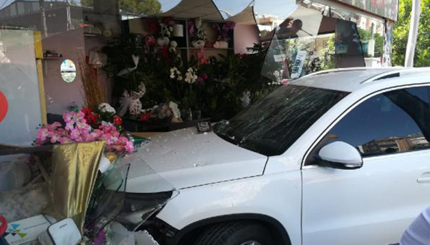 Otomobil, çiçekçi dükkanına girdi: 4 yaralı