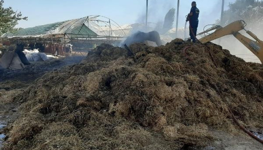 Kaynak makinesinden çıkan kıvılcımlar 20 ton samanı yaktı