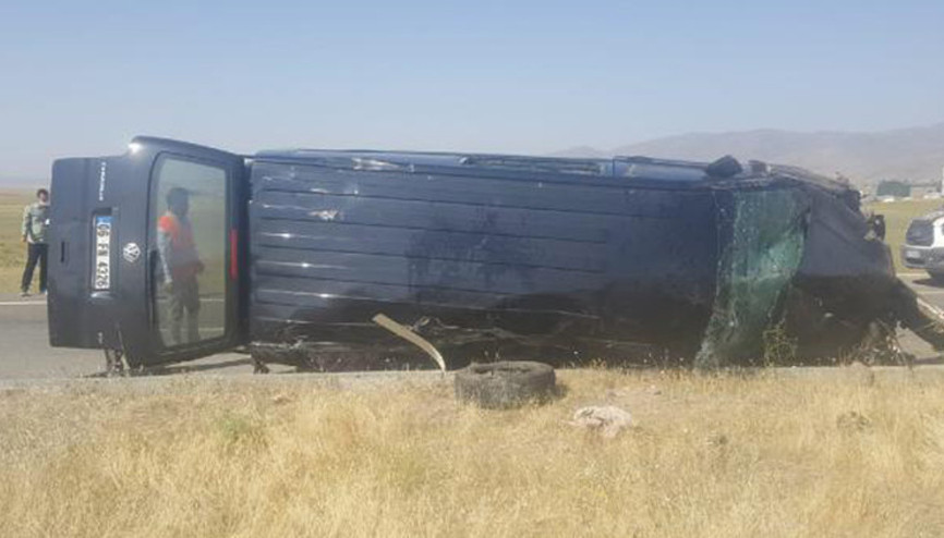 Ağrıda minibüs devrildi; 3 çocuk öldü, 6 kişi yaralı