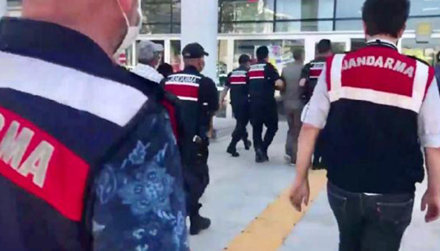 Elazığda aranan 2 kişi saklandıkları çadırda yakalandı