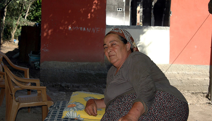 Evi yandıktan sonra bahçede yaşamını sürdüren kadın yardım bekliyor