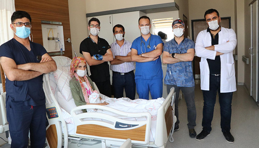 Sezaryenle doğumda anne ve bebeğinin duran kalpleri yeniden çalıştırıldı