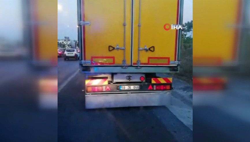 Ambulansın emniyet şeridini işgal eden sürücülerle imtihanı Ambulansın emniyet şeridini işgal eden sürücülerle imtihanı