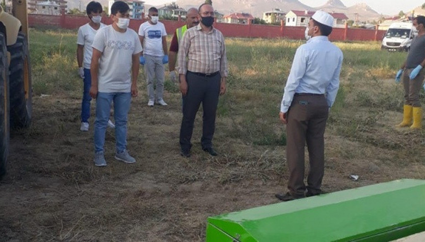 Tekne faciasında boğulan 21 göçmen kimsesizler mezarlığına defnedildi