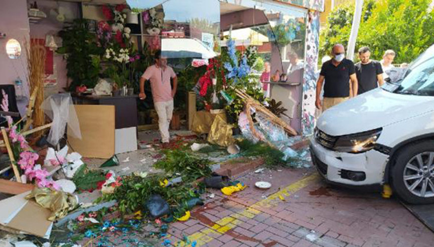 Otomobilin çiçekçi dükkanına daldı