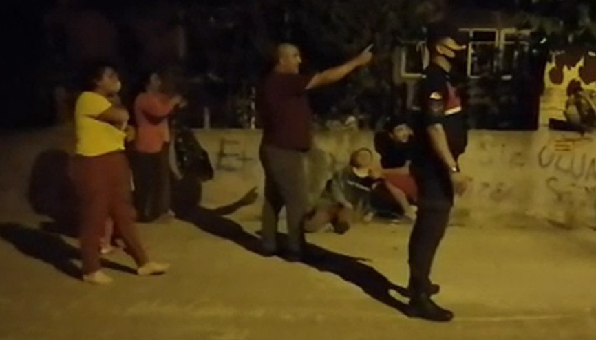 Eşini sokak ortasında darp etti