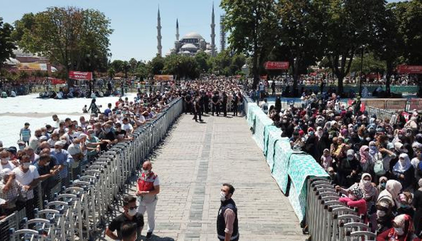 Ayasofya Camiide öğle namazı yoğunluğu