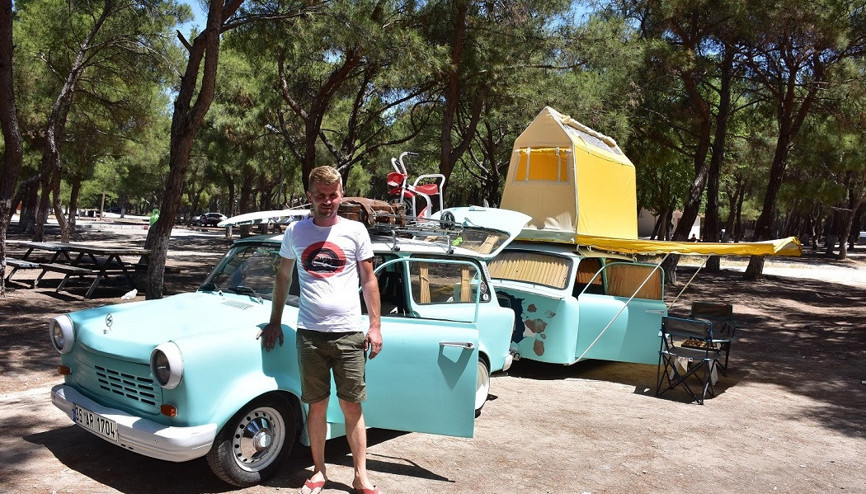 Klasik otomobilinden çekme karavan yaptı Klasik otomobilinden çekme karavan yaptı