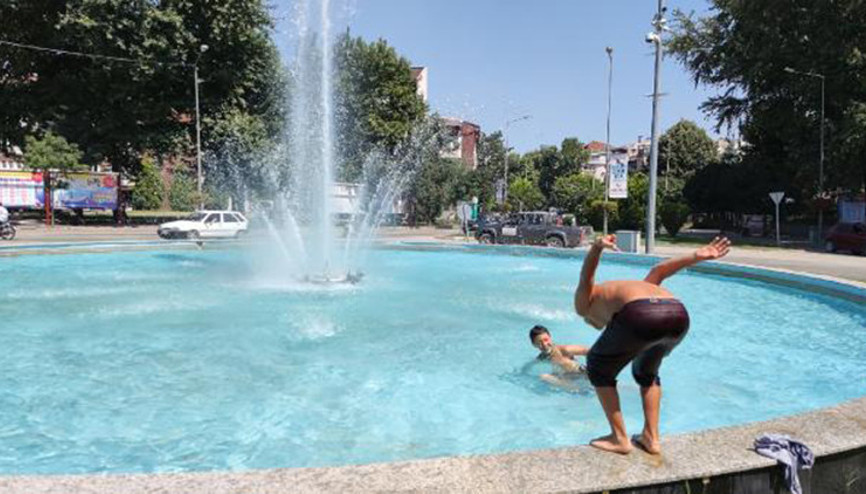 Çocukların süs havuzunda tehlikeli eğlencesi