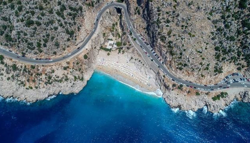 Kaputaş Plajı eski günlerine döndü; kilometrelerce araç kuyruğu oluştu
