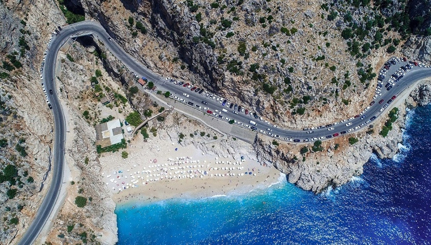 Kaputaş Plajı eski günlerine döndü; kilometrelerce araç kuyruğu oluştu