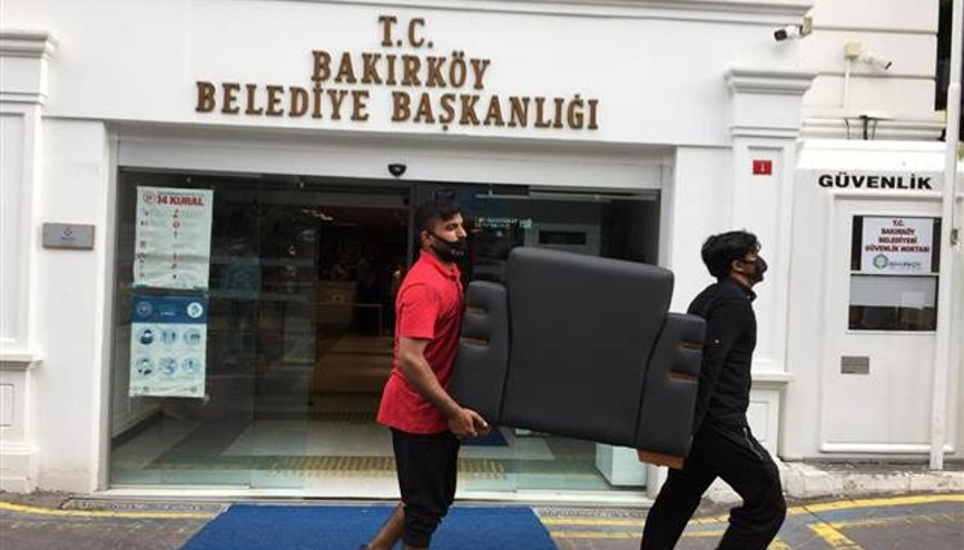 Bakırköy Belediyesine haciz Başkanlık katındaki malzemeler boşaltıldı