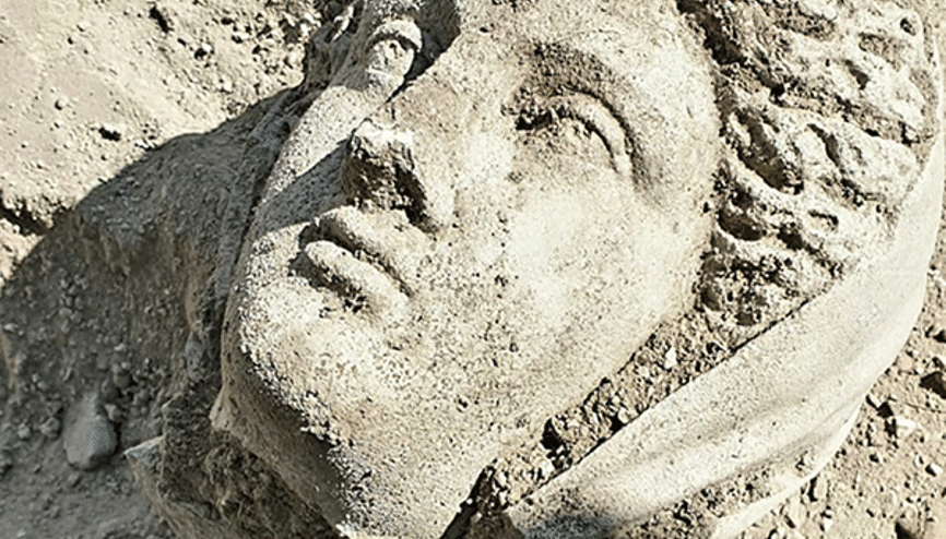 2020’NİN İLK HEYKELİ PERGELİ KADIN