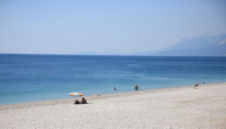 Antalya ünlü plajlarıyla ziyaretçilerini cezbediyor