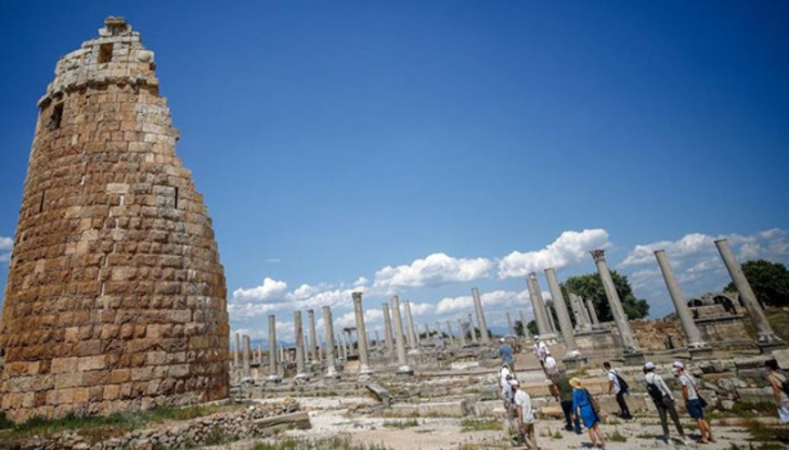 Pergede 1700 yıllık kadın heykeli bulundu