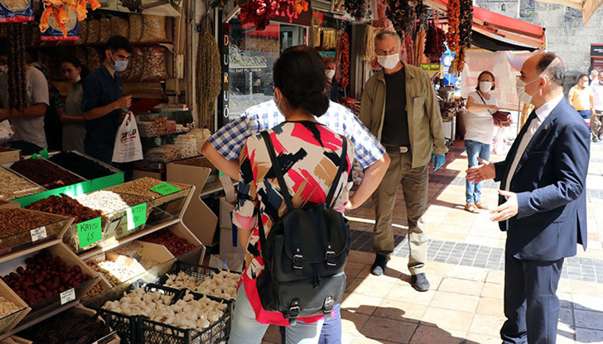 Kayseri Valisinden caddede maske ve sosyal mesafe uyarısı
