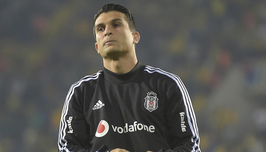Beşiktaşta Necip Uysaldan indirim: Kapıdan kovulsam bacadan girerim