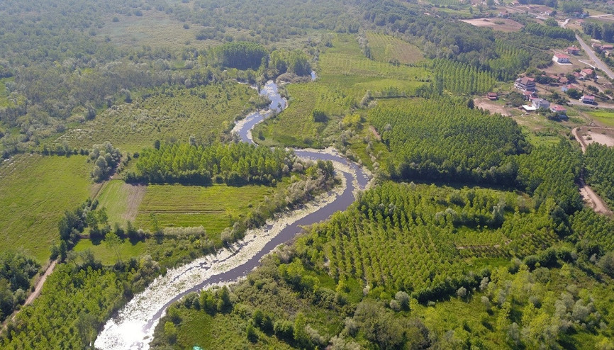 Sakaryanın yeşil cennetinde üzen görüntü... Havadan görüntülendi, kirlilikten siyaha büründü
