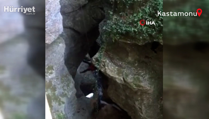 JAK Timi, Horma Kanyonuna düşen cüzdanı 25 metre iple salınarak aldı