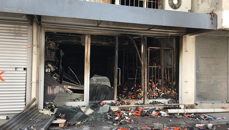 Kozmetik mağazasındaki yangında 4 iş yeri de zarar gördü