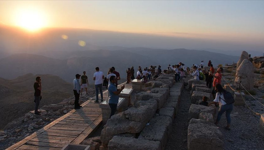 Nemrut eşsiz manzarasıyla ziyaretçilerini büyülüyor