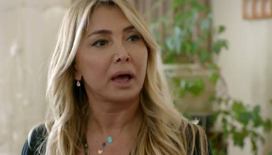 Yonca Evcimik’e haciz şoku Kredi borcunu ödeyemeyen şarkıcı evinden oldu