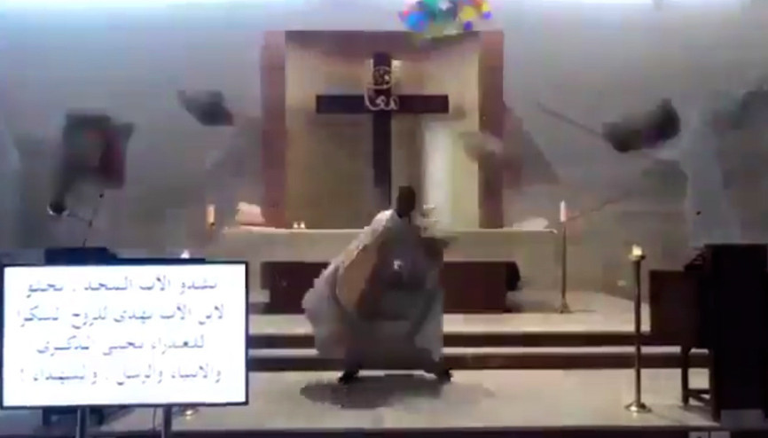 Papaz, ayin sırasında yakalandığı patlamadan böyle kaçtı
