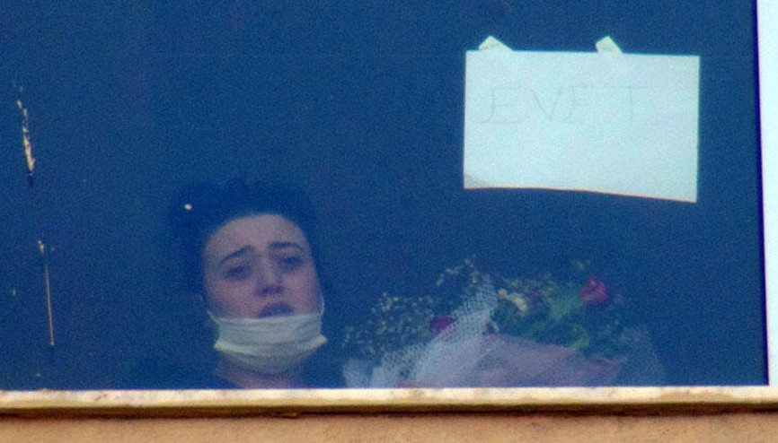 Koronavirüs tedavisi gören kız arkadaşına hastane önünde evlilik teklifi yaptı Koronavirüs tedavisi gören kız arkadaşına hastane önünde evlilik teklifi yaptı