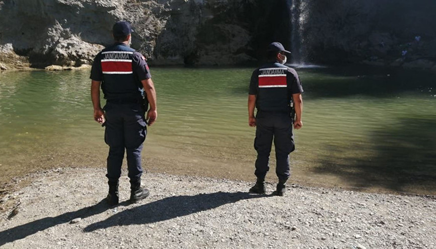 Boğulma tehlikesi geçiren küçük kızı uzman çavuş kurtardı