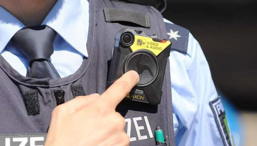 Almanya’da polisler vücut kamerasıyla devriye gezecek