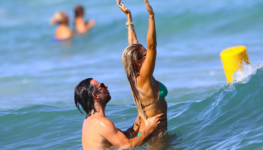 Ünlülerin tatillerinden objektiflere takılan ilginç anlar