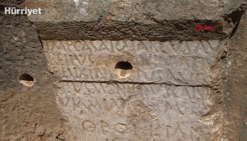 1800 yıllık yazıt, definecilerin kurbanı oldu 1800 yıllık yazıt, definecilerin kurbanı oldu