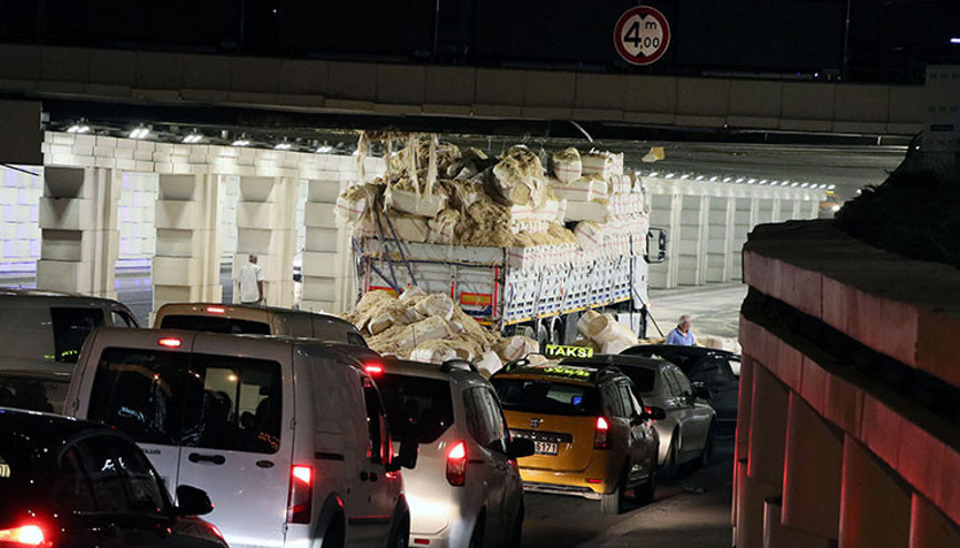 İzmirde alt geçide TIR sıkıştı, trafikte kuyruk oluştu