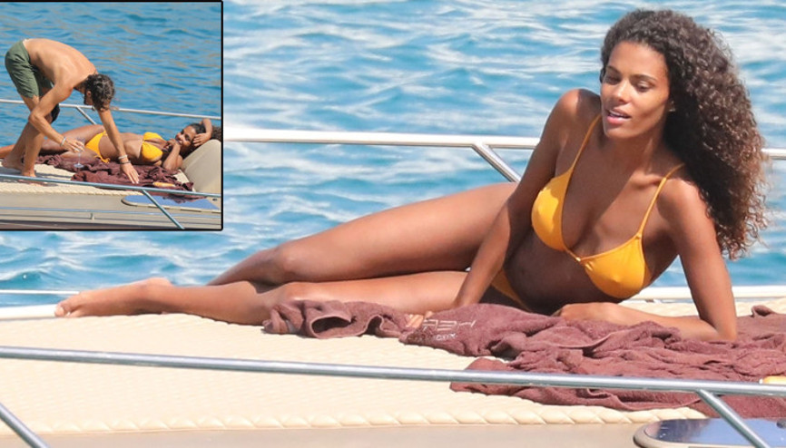 Bebeğine kocası bakıyor, o kardeşiyle deniz keyfinde