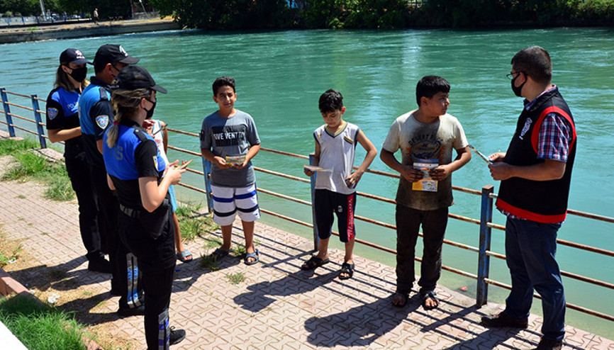 Adana’da polisten boğulmalara karşı broşürlü uyarı