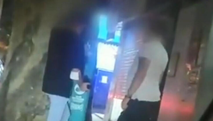 Vatandaşların yararlanması için konulan dezenfektanları kutulara doldurdular