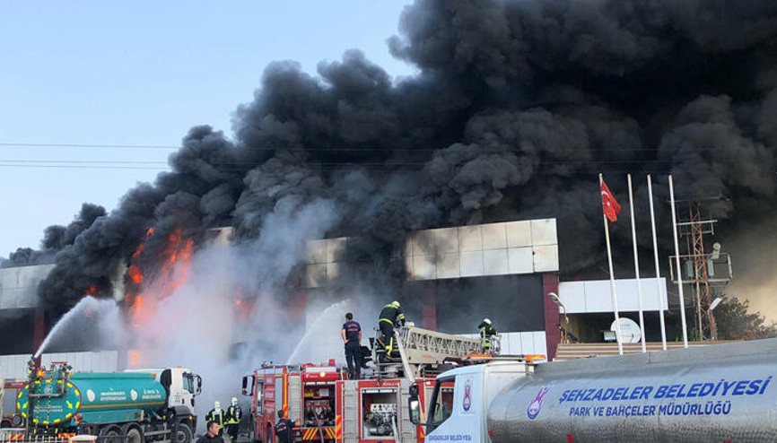 Son dakika haber... Manisa Saruhanlıda mobilya fabrikasında yangın