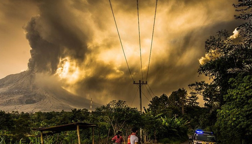 Endonezyada Sinabung Yanardağında patlama