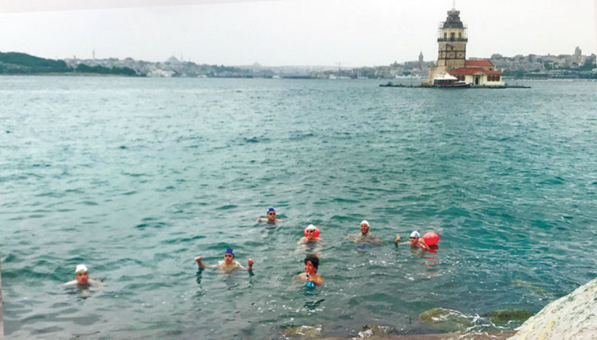 Boğaz’ı yüzerek geçip işlerine gidiyorlar