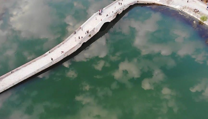 Tarih ve doğanın iç içe olduğu binlerce yıllık köprü ziyaretçilerini cezbediyor Tarih ve doğanın iç içe olduğu binlerce yıllık köprü ziyaretçilerini cezbediyor