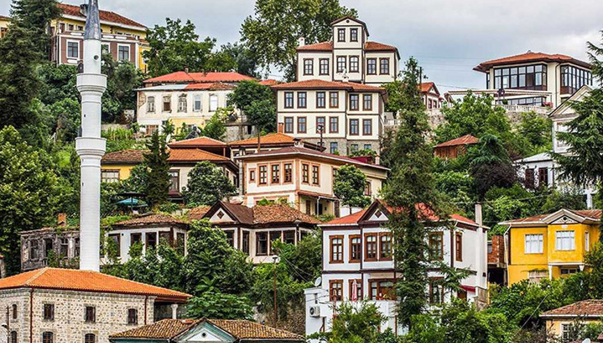 Akçaabattaki tarihi Ortamahalleye ziyaretçi ilgisi